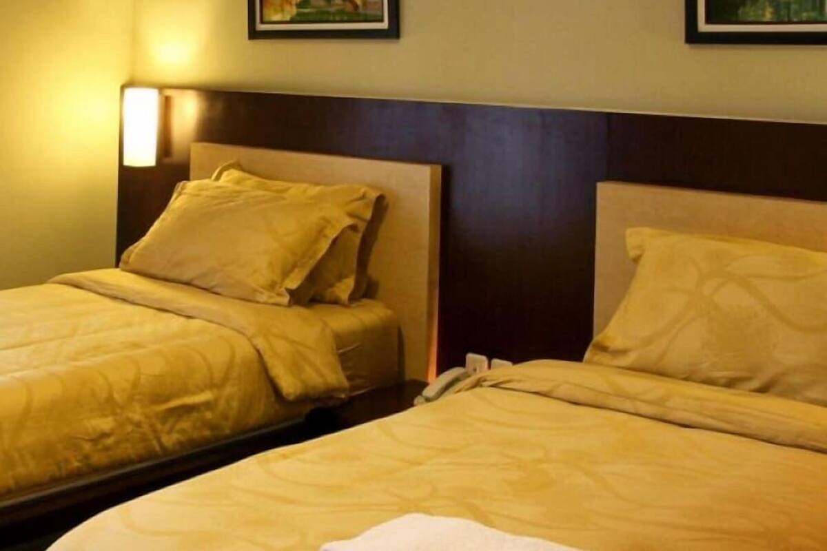 Peralatan tempat tidur premium, meja, Wi-fi percuma, cadar katil 