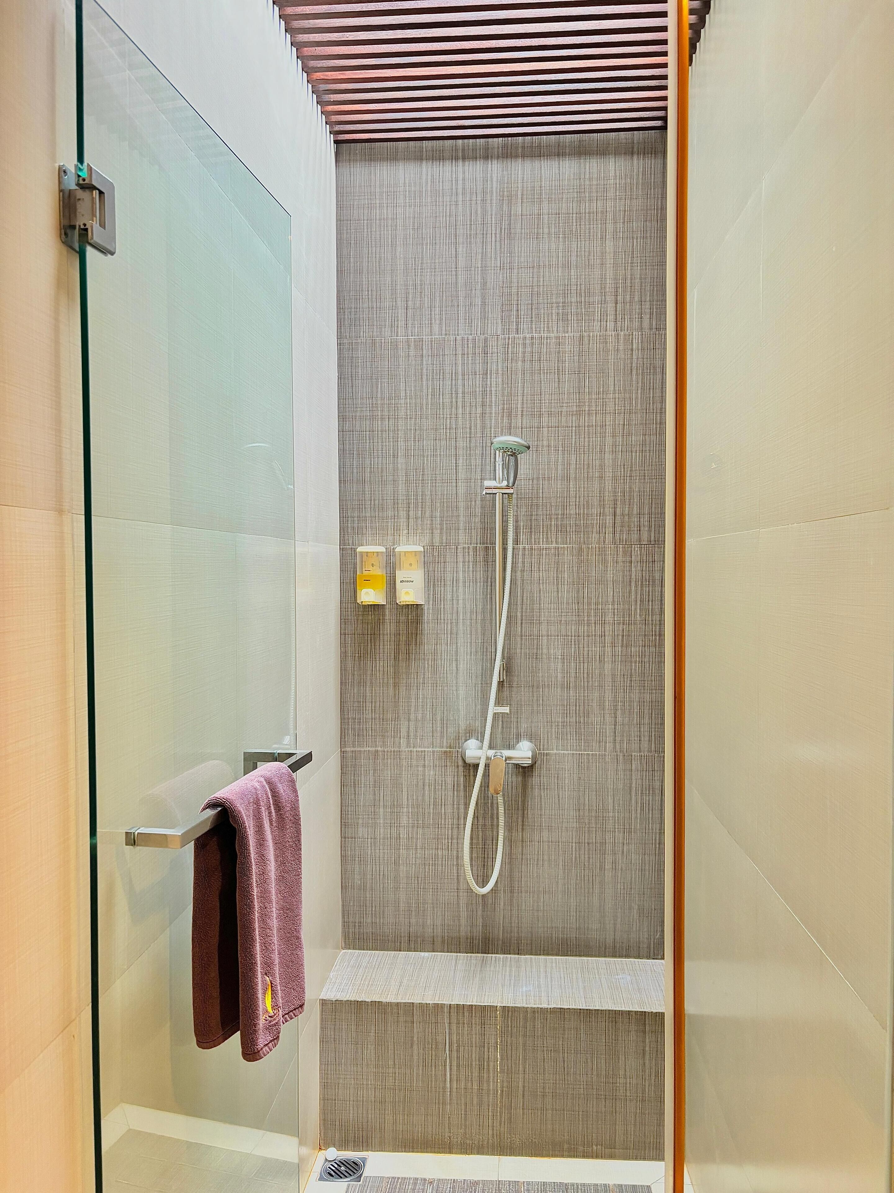 suite | bathroom | shower, free toiletries, hair dryer, slippers