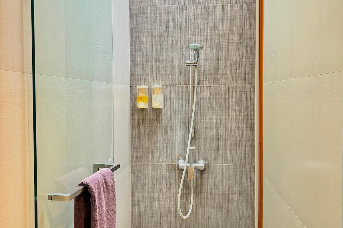 suite | bathroom | shower, free toiletries, hair dryer, slippers