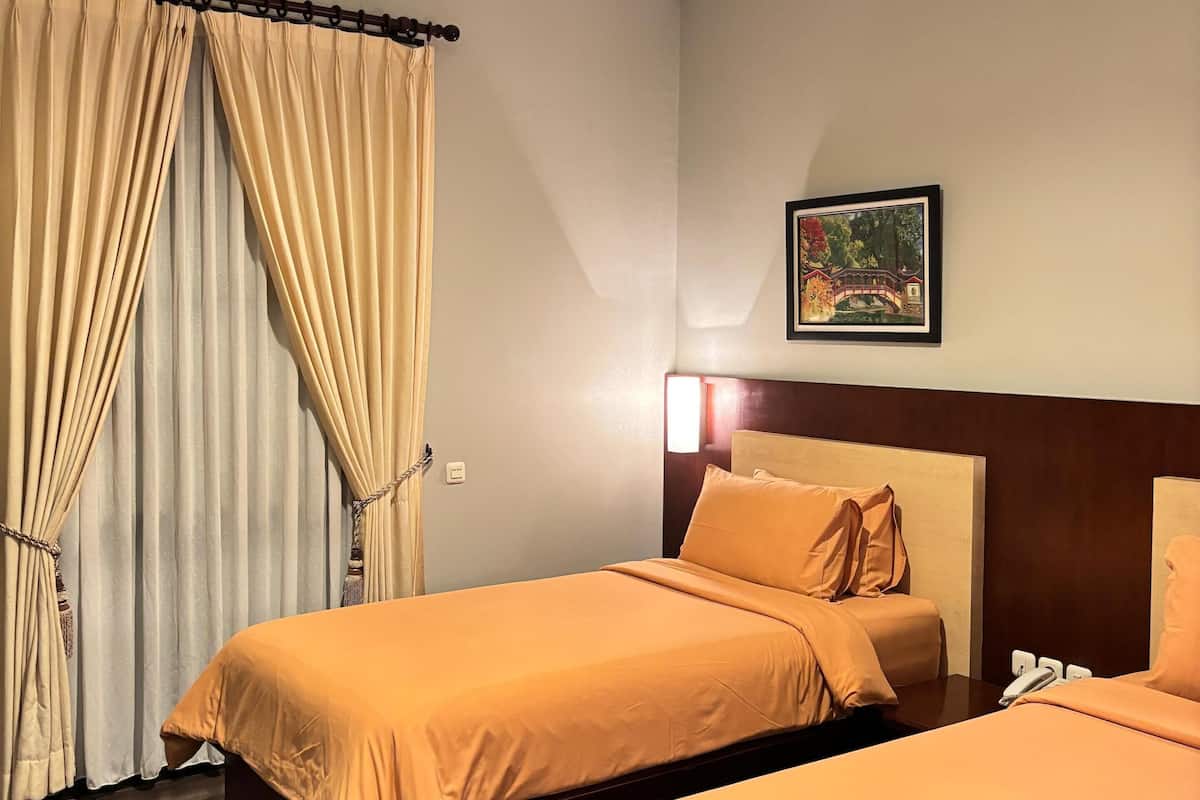 Deluxe Room, 2 Katil Bujang (Single), Ground Floor | Peralatan tempat tidur premium, meja, Wi-fi percuma, cadar katil 