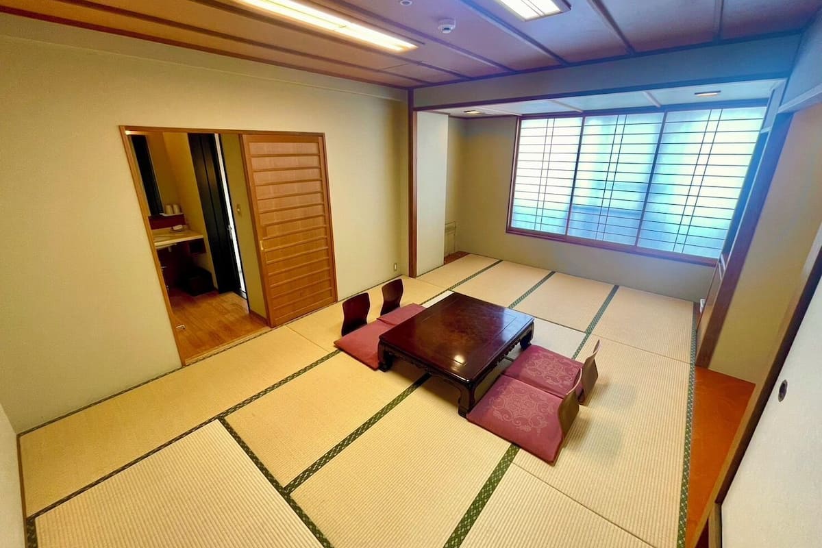 1 habitación, caja de seguridad en la habitación y escritorio