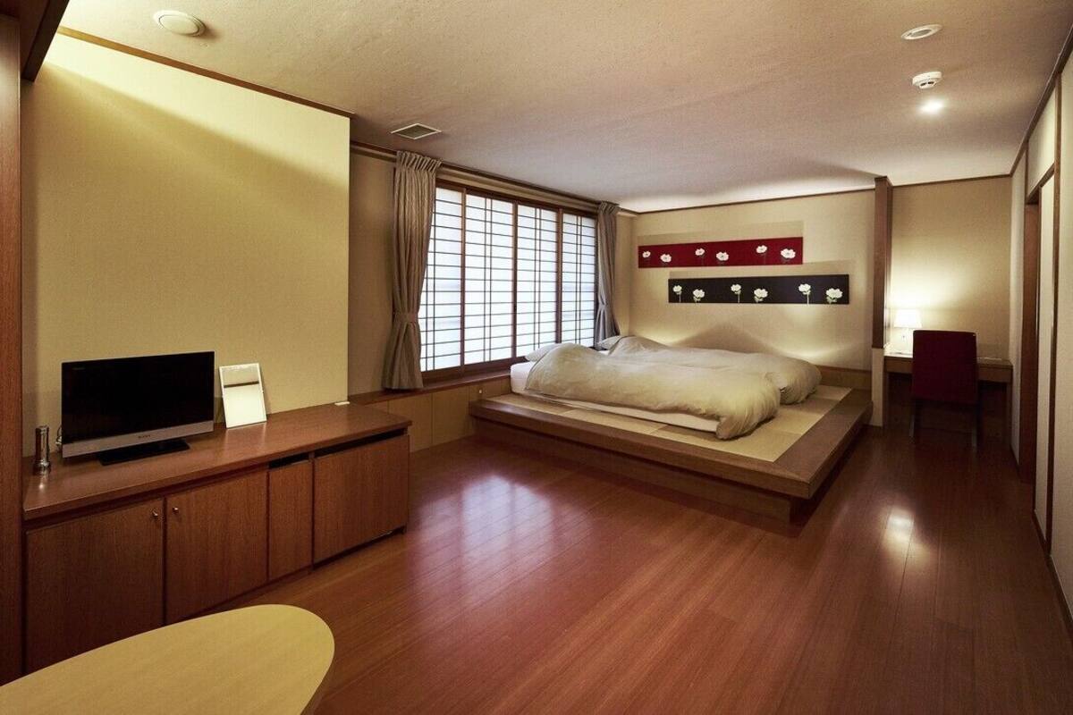 Caja de seguridad en la habitación, cortinas blackout y insonorización 