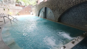 Indoor spa tub