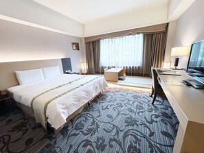 Senior-Doppelzimmer | Schreibtisch, laptopgeeigneter Arbeitsplatz, schallisolierte Zimmer