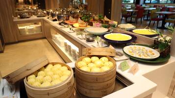 Daily buffet breakfast (TWD 385 per person)