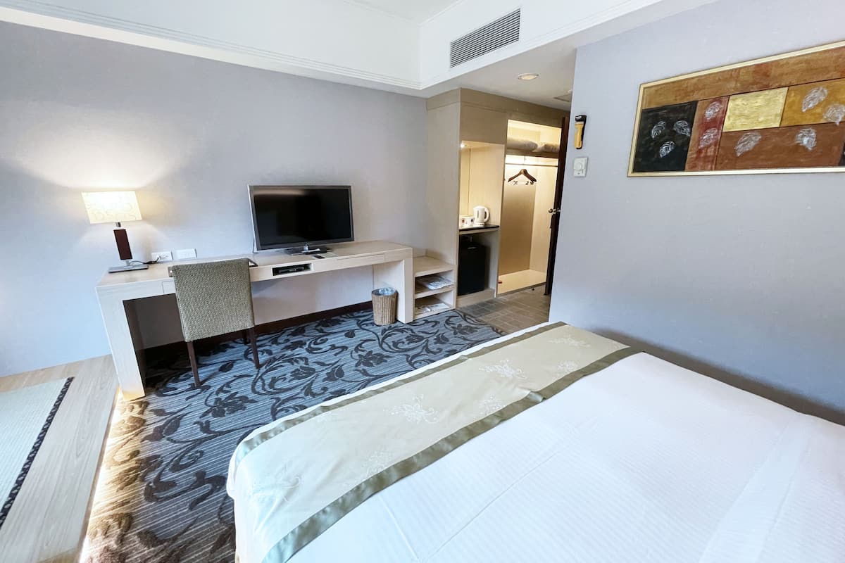 senior double room | 1 bedroom, desk, laptop workspace, soundproofing