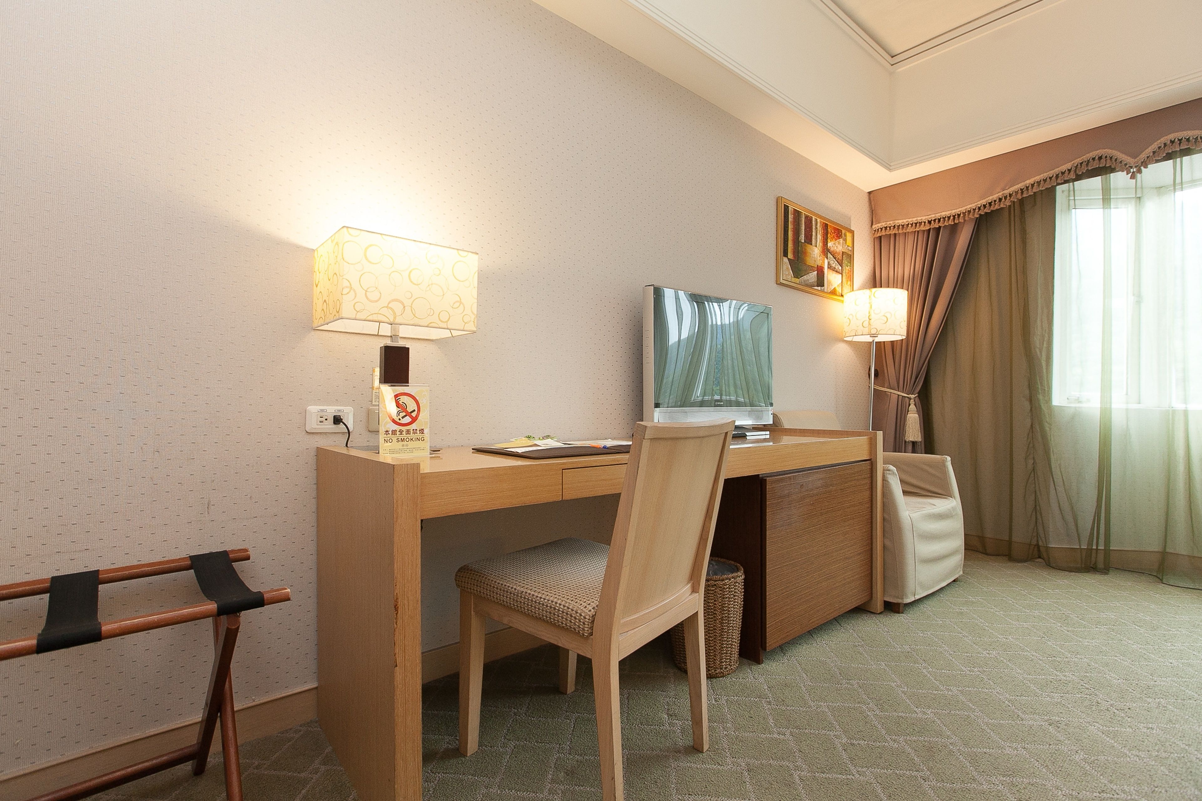 deluxe twin room | 1 bedroom, desk, laptop workspace, soundproofing