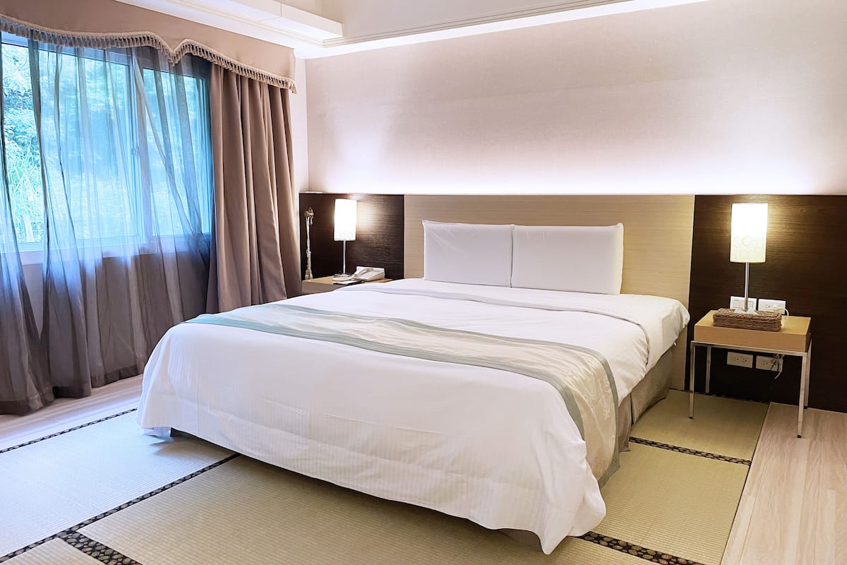 classic double room, 1 queen bed | 1 bedroom, desk, laptop workspace, soundproofing