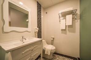 Shower, rainfall showerhead, hair dryer, towels - Riverfront Sentral Boutique Hotel (Malacca City)