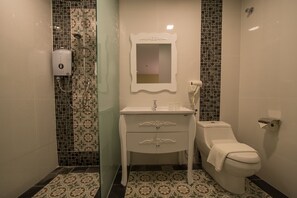 Shower, rainfall showerhead, hair dryer, towels - Riverfront Sentral Boutique Hotel (Malacca City)