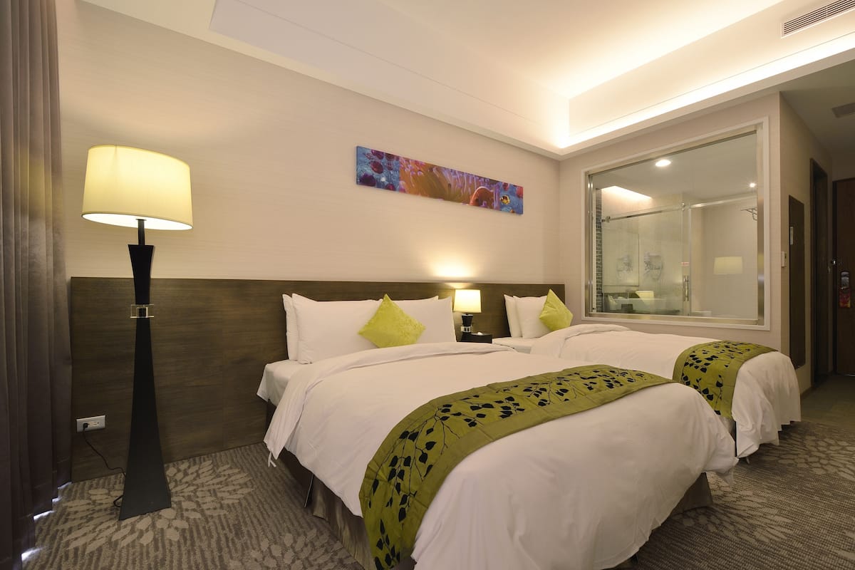 Escritorio, insonorización, wifi gratis y ropa de cama