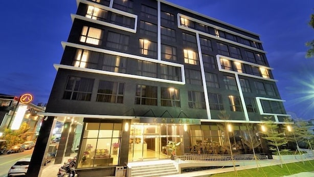 A multi-story hotel with a modern design, featuring large windows and a well-lit entrance. - Hoya Resort Hotel Taitung (Taitung)