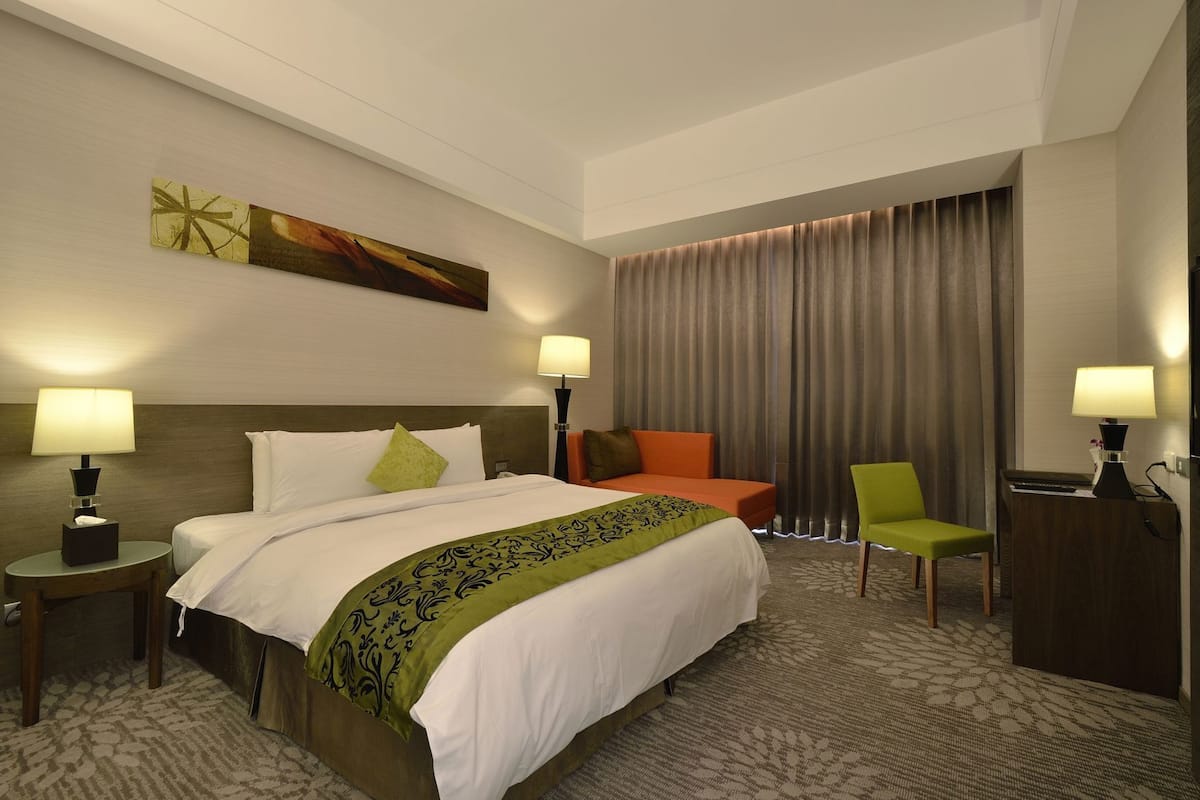 Escritorio, insonorización, wifi gratis y ropa de cama