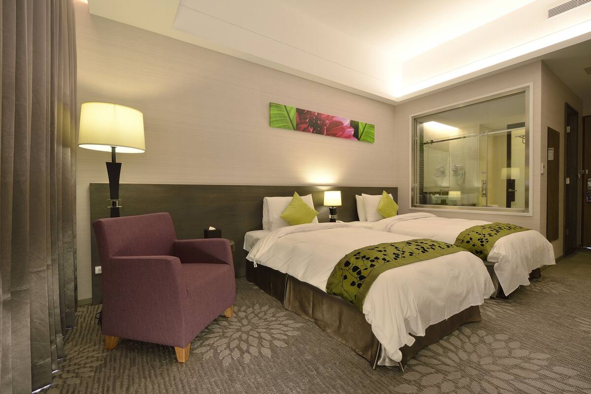 Standard Twin Room | Meja, kalis bunyi, Wi-fi percuma, cadar katil 