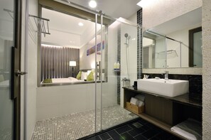 Habitación triple | Baño | Ducha, secador de pelo, zapatillas y toallas
