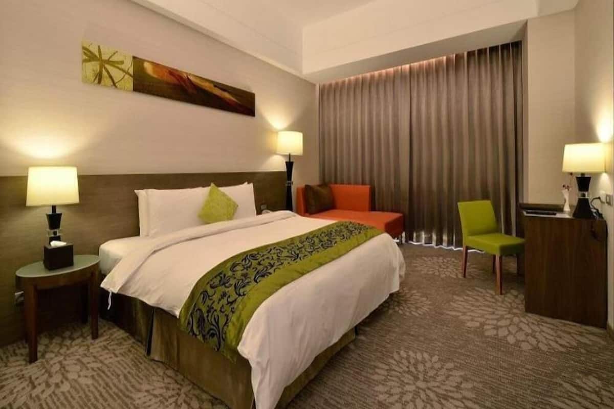 Escritorio, insonorización, wifi gratis y ropa de cama