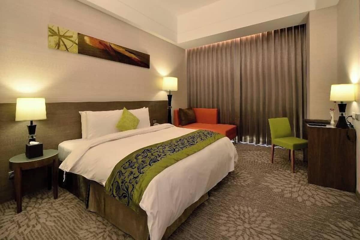 Escritorio, insonorización, wifi gratis y ropa de cama