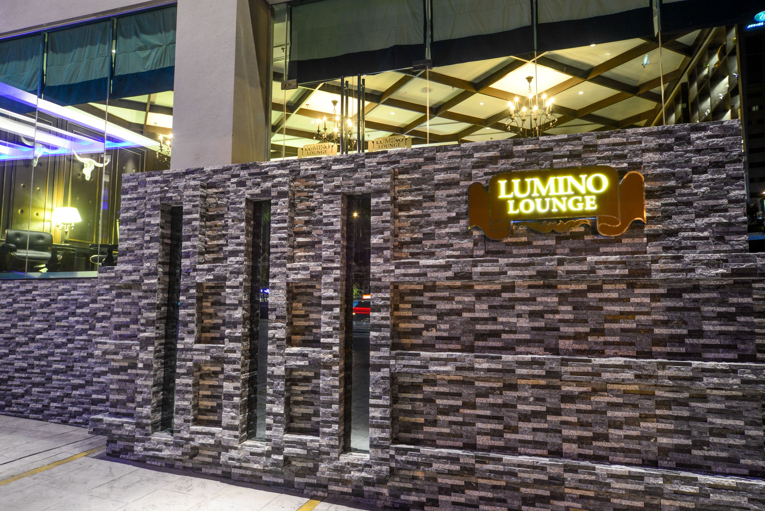 Fachada de piedra con un letrero que dice 