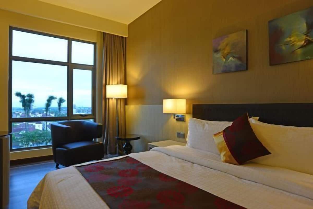 1 bedroom, free minibar, in-room safe, desk