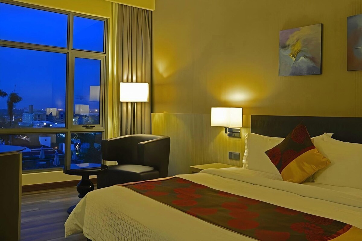 Free minibar, in-room safe, desk, soundproofing