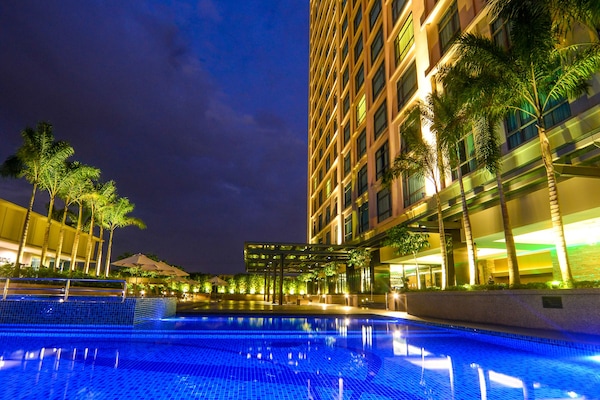 Una piscina al aire libre