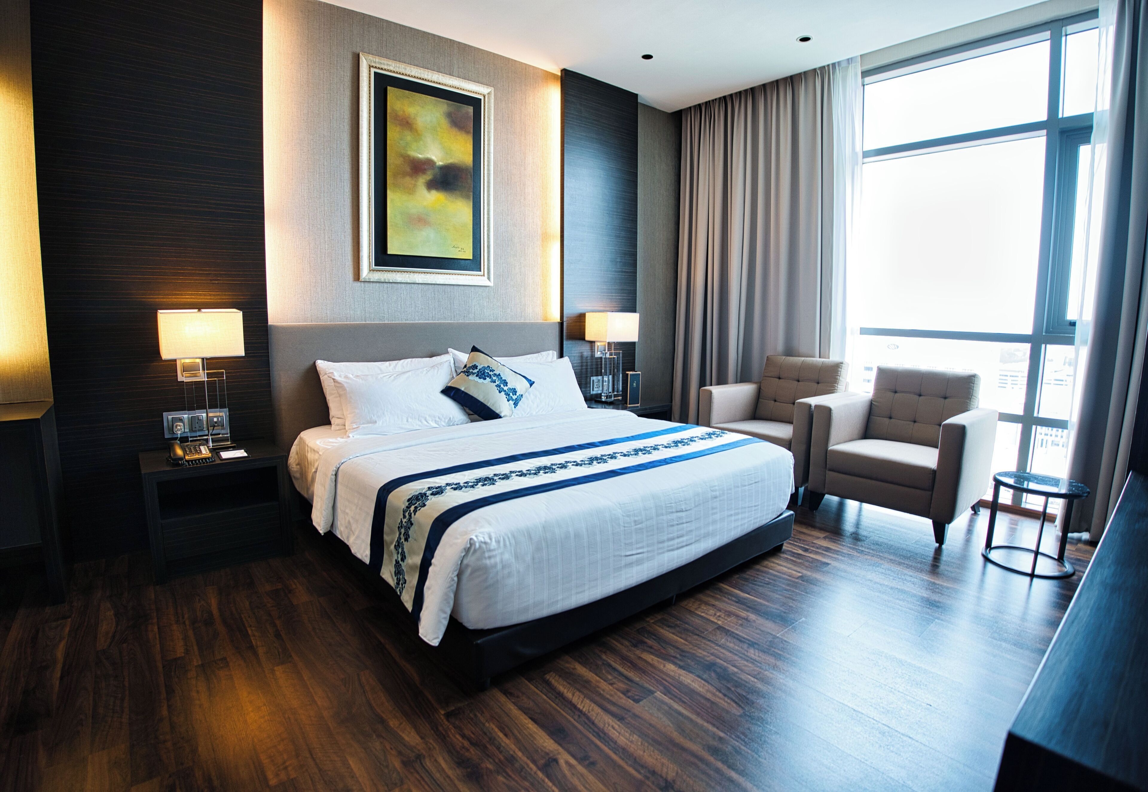 Free minibar, in-room safe, desk, soundproofing