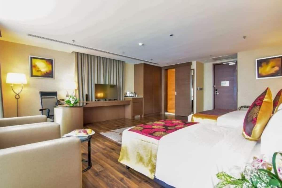 1 bedroom, free minibar, in-room safe, desk
