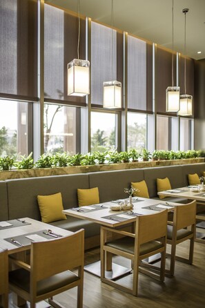 2 restaurants, breakfast served