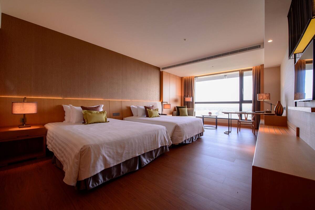 Habitación doble Deluxe, vista al lago, torre | Edredón, caja de seguridad en la habitación y cunas gratuitas