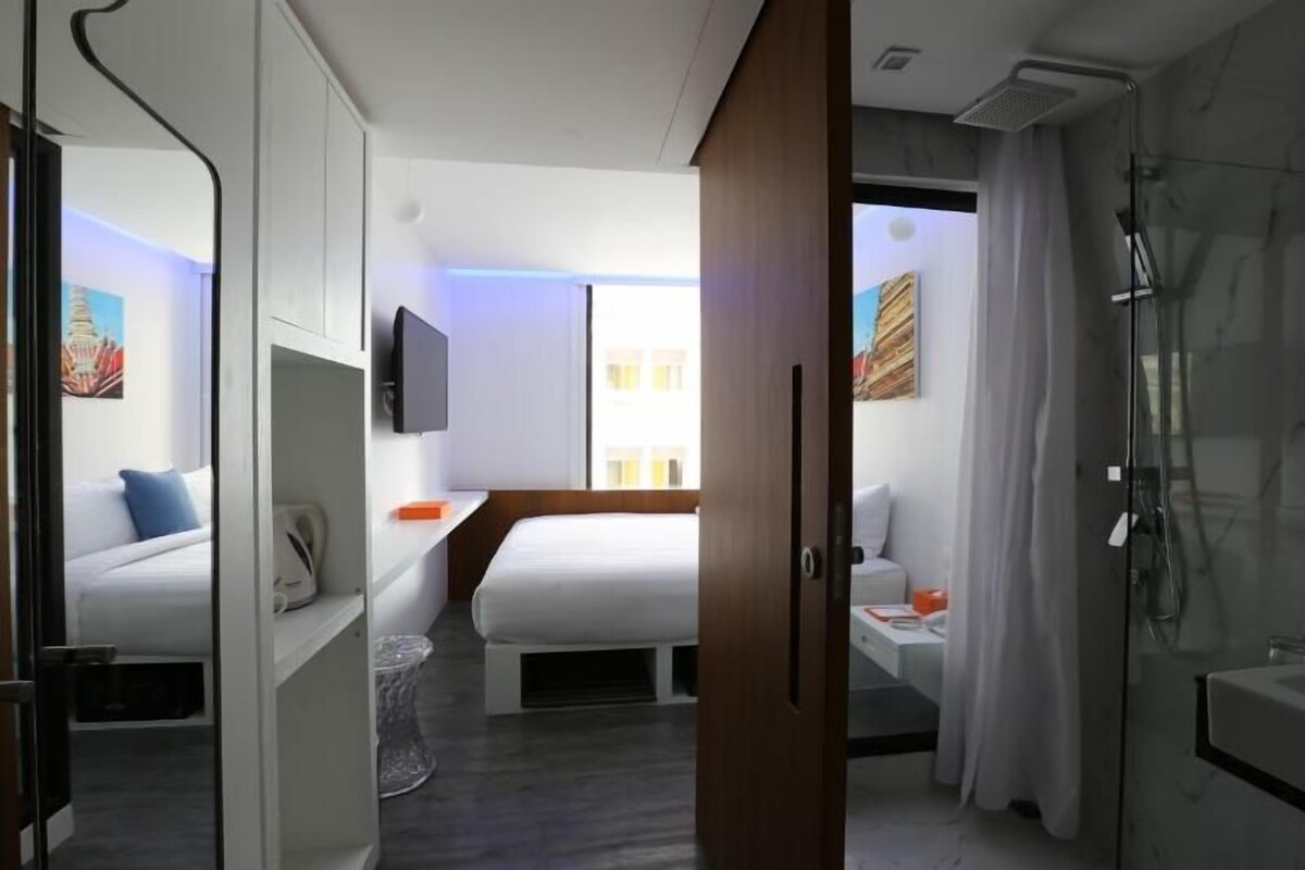 Minibar, in-room safe, blackout drapes, WiFi (free)