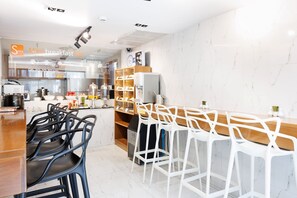 Breakfast area - S Box Sukhumvit Hotel (Bangkok)