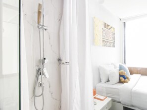 Shower, rainfall showerhead, free toiletries, hair dryer - S Box Sukhumvit Hotel (Bangkok)