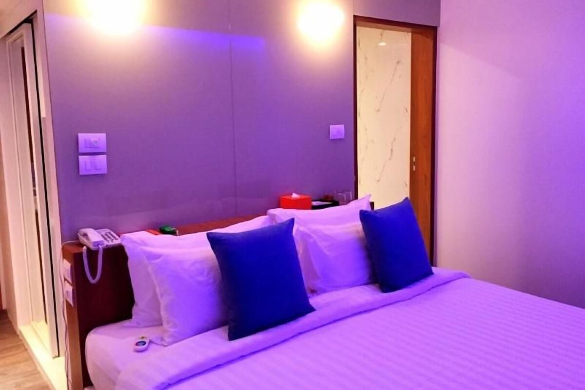 Minibar, in-room safe, blackout drapes, WiFi (free)