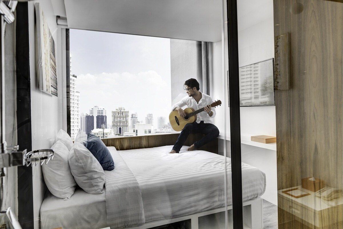 Minibar, in-room safe, blackout drapes, WiFi (free)