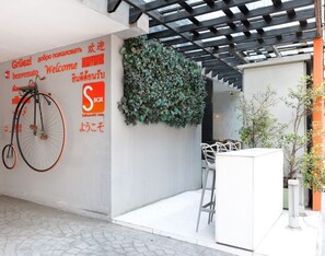 Property entrance - S Box Sukhumvit Hotel (Bangkok)