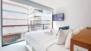 ミニバー、セーフティボックス (室内)、遮光カーテン、WiFi (無料)