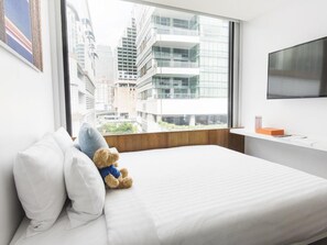 Minibar, in-room safe, blackout curtains, free WiFi - S Box Sukhumvit Hotel (Bangkok)