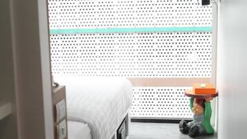 มินิบาร์, ตู้นิรภัยในห้องพัก, ผ้าม่านกันแสง, Wi-Fi ฟรี