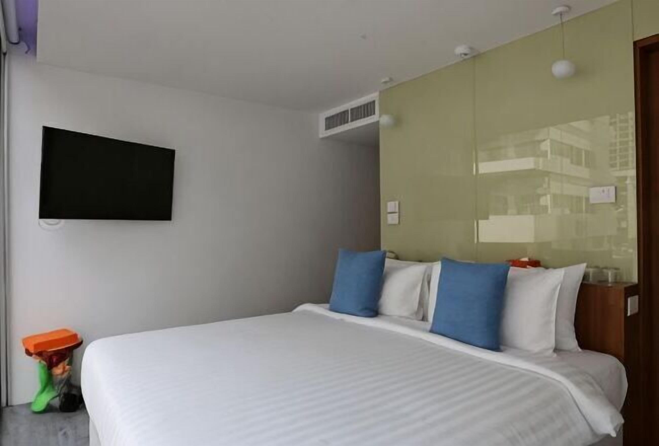 Minibar, in-room safe, blackout curtains, free WiFi