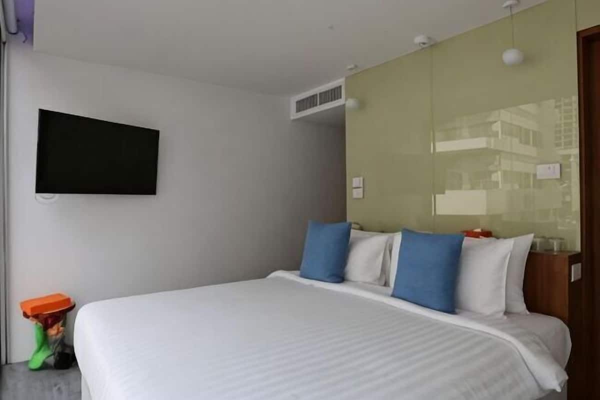 Minibar, in-room safe, blackout curtains, free WiFi