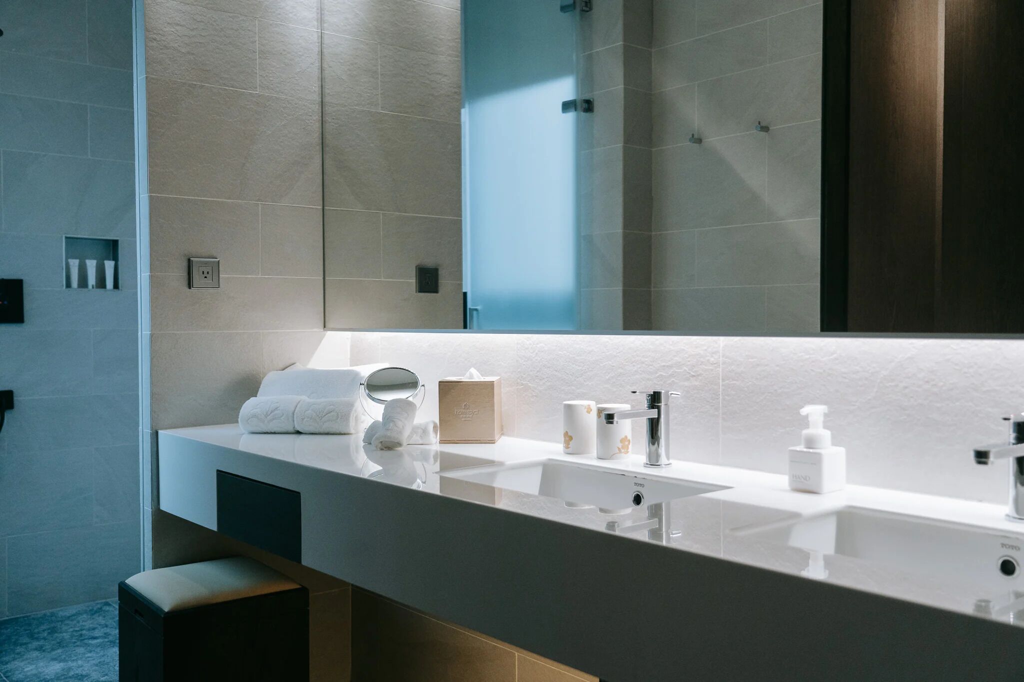 premier suite | bathroom | combined shower/bathtub, spring water bathtub, rainfall showerhead