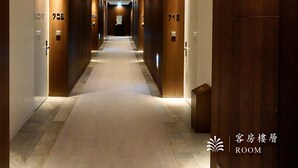 A hotel corridor with wooden doors numbered 786, 788, and 712. - Hotel Royal Beitou (Taipei)