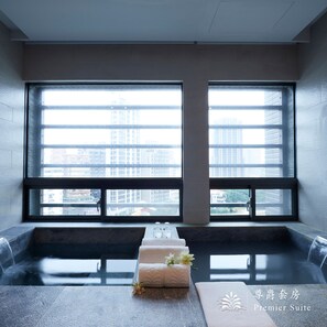 Baðker með sturtu, lindarvatnsbað, regnsturtuhaus, vistvænar snyrtivörur