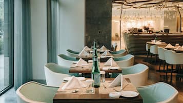 供應早餐、午餐及晚餐