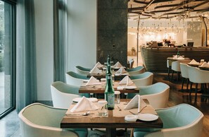 Serveert ontbijt, lunch en diner