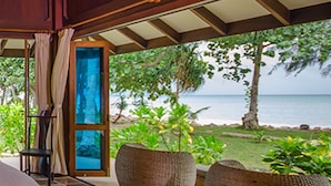 A room with a view of the ocean, a chair, and large woven planters. - Koh Jum Beach Villas “A member of Secret Retreats” (Nuea Khlong)