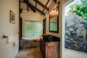 Villa, 3 Schlafzimmer, eigener Pool, zum Garten hin | Badezimmer | Kostenlose Toilettenartikel, Haartrockner, Bademäntel, Handtücher