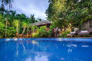 Minibar, in-room safe, individually decorated, individually furnished - Koh Jum Beach Villas “A member of Secret Retreats” (Nuea Khlong)