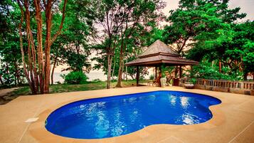 Piscina externa, espreguiçadeiras