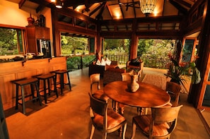 Two bedroom beach villas | 객실 내 식사 공간
